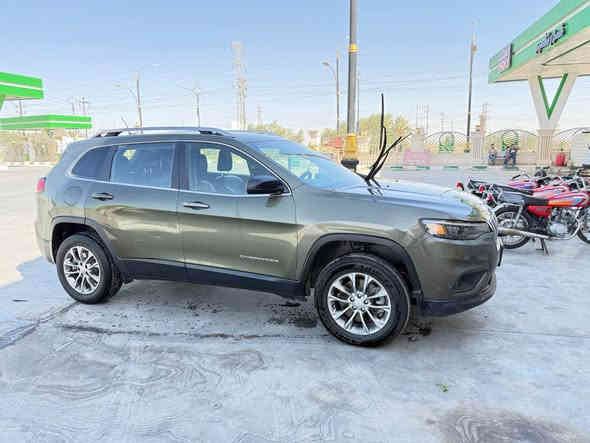 جيب بزون ٢٠١٩ حادث موضح بالصوره وبيها قطعتين بلعراق سنويه منتهيه سياره مشروع وطني السعر ١٣٠ ورقه *********** عمارة
