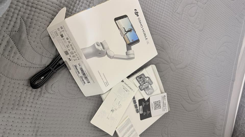 جهاز DJI Osmo Mobile SE
* تثبيت ثلاثي المحاور (3-Axis Stabilization) للحصول على فيديو سلس.
* يدعم تتبع الأشخاص والأجسام عبر تطبيق ** DJI Mimo⁠￼**.
* أوضاع تصوير متعددة مثل:
    * Follow
    * Tilt Lock
    * FPV
    * SpinShot

* تصميم قابل للطي وسهل الحمل.
* بطارية تدوم حتى حوالي 8 ساعات (بحسب ظروف الاستخدام).
* يدعم معظم هواتف أندرويد وآيفون ضمن حدود الوزن المسموح بها

* تصوير الفيديوهات الاحترافية.
* تصوير الرحلات.
* صناعة المحتوى للتيك توك والإنستغرام واليوتيوب.
* تصوير اللقطات المتحركة بدون اهتزاز
السعر و التفاصيل خاص او واتساب يفيد اهل التصميم و التصوير 
***********

