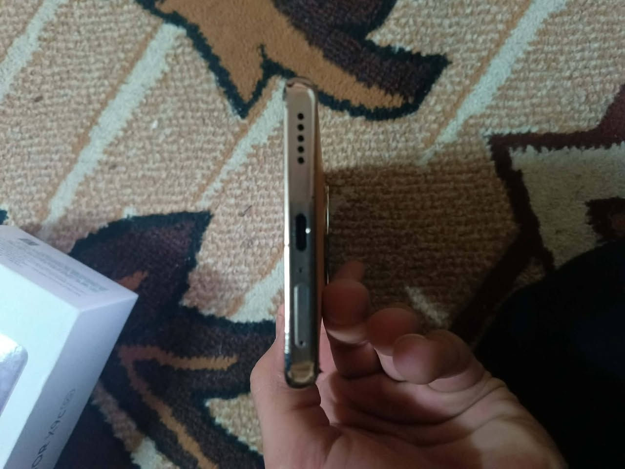 هونر إكس 9 سي (HONOR X9c). 
الكاميرا: خلفية بدقة 108 ميجابكسل.
البطارية: سعة كبيرة تبلغ 6600 مللي أمبير.
الشاشة: من نوع AMOLED بحجم 6.78 بوصة ومعدل تحديث 120 هرتز.
الذاكرة: يتوفر بذاكرة تخزين 256 جيجابايت وذاكرة عشوائية (RAM) 12 جيجابايت.جهاز مامفتوح شرط بس شويه مضرب من الوكعات بل صفحه. الشراي يتصل ***********
