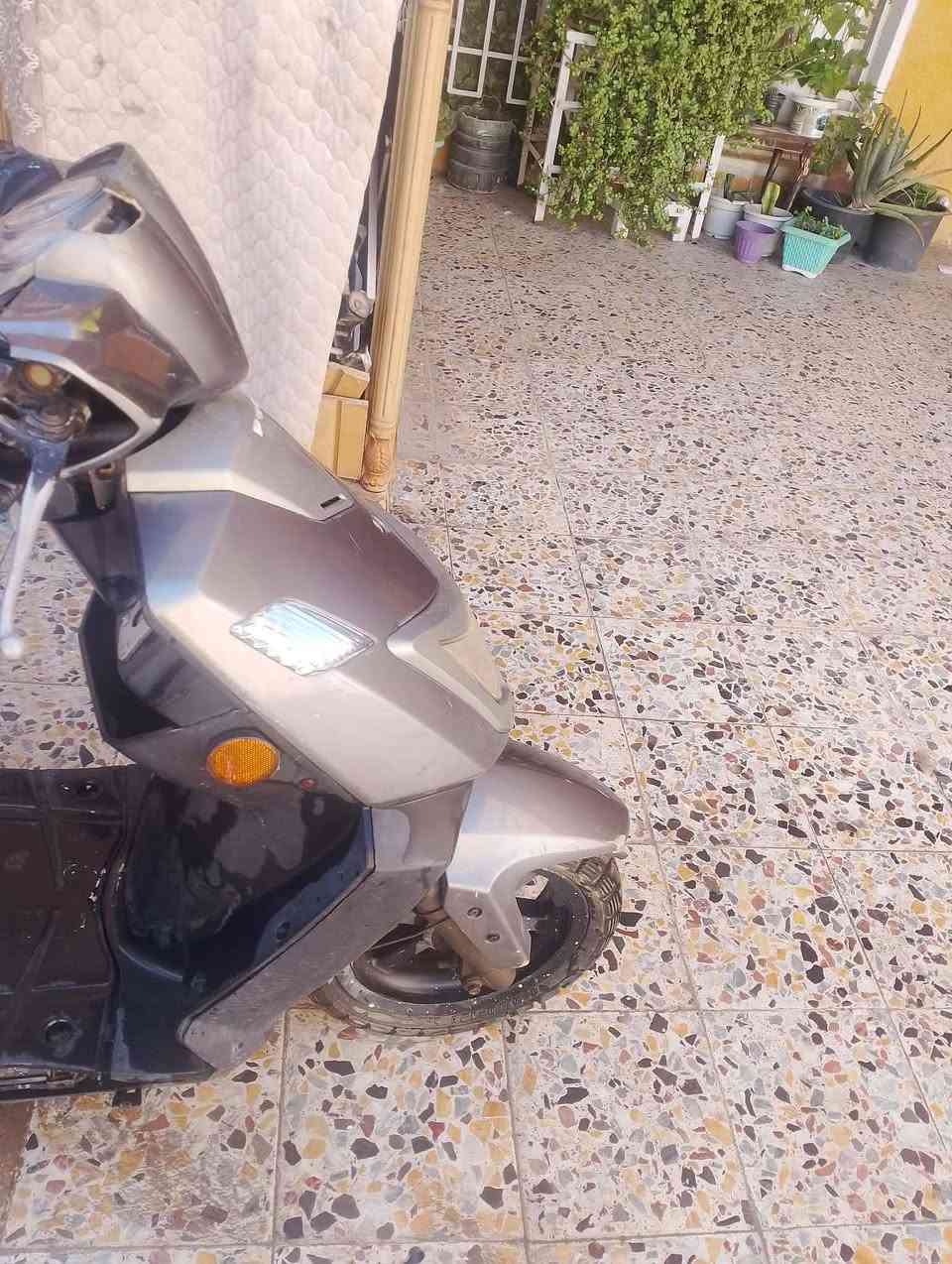 سلام عليكم دراجه بيجو بوليس البيع او مراوس دراجه نقصهه بس عقل سعر 300 بيه مجال ماخذها مليون وتلثميه
 الرقم ***********
