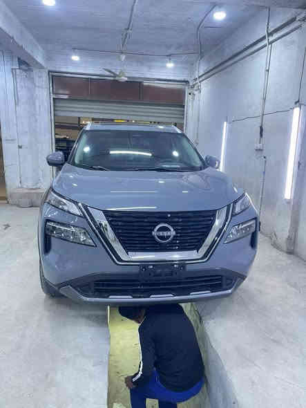 نيسان روغ (Nissan Rogue)
2. الفئة: SL (الأعلى تجهيزًا)
3. المحرك: 1.5 لتر VC-Turbo (توربو ثلاثي الأسطوانات)
4. القوة: 201 حصان
5. العزم: 255 نيوتن/متر
6. ناقل الحركة: أوتوماتيكي CVT (XTRONIC)
7. نظام الدفع: دفع رباعي ذكي (AWD) أو دفع أمامي (FWD) - [يرجى التحديد]
8. استهلاك الوقود: ممتاز (بمتوسط حوالي 13 كم/لتر)
9. المقاعد: 5 مقاعد مكسوة بالجلد الفاخر
10. شاشة العدادات: 12.3 بوصة رقمية قابلة لإعادة التشكيل
11. الشاشة الوسطية: شاشة لمس كبيرة (9 أو 12.3 بوصة)
12. نظام المساعدة: نظام ProPILOT Assist للقيادة شبه الذاتية
13. الرؤية: نظام كاميرات محيطية 360 درجة (Intelligent AVM)
14. التدفئة: مقاعد وعجلة قيادة مدفأة
15. التكييف: تحكم أوتوماتيكي ثلاثي المناطق
16. الميزات الإضافية: فتحة سقف بانورامية، جنوط ألمنيوم مميزة، باقة أمان Nissan Safety Shield 360.

علما ان سياره مكفوله 
وارد امريكي تقرير امطار
كل الكهربائيات مكفوله شرط الحاسبه

رقم صاحب سيارة ***********
