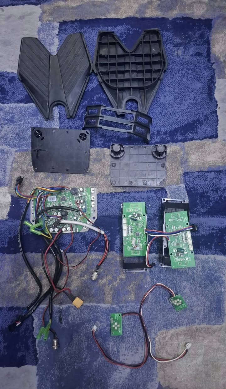 مجموعة قطع غيار سكوتر كهربائي (هوفربورد) كاملة - حالة ممتازة 🛴⚡
للبيع مجموعة قطع غيار سكوتر كهربائي (هوفربورد) مستعملة بحالة جيدة، تشمل كل ما تحتاجه للصيانة: 🛠️
​لوحات التحكم الإلكترونية (الماذربورد الأساسية). 🖥️
​حساسات التوازن. ⚖️
​أغطية وهيكل بلاستيكي خارجي بحالة ممتازة. 🛡️
​القطع كانت تعمل بشكل ممتاز قبل فك السكوتر، ✅
القطع تشتغل و اصليه من السكوتر. 🔋
مناسبة جداً لأي شخص عنده سكوتر يريد إصلاحه. 🔧
​السعر: [اكتب السعر الذي تراه مناسباً]. 💰
​المكان: [اكتب منطقتك/محافظتك]. 📍
​للاستفسار: يرجى المراسلة على الخاص. 📩


**إذا كنت صاحب هذا الإعلان وتريد حذفه لأي سبب، رجاءا أرسل رسالة إلى الدعم الفني**