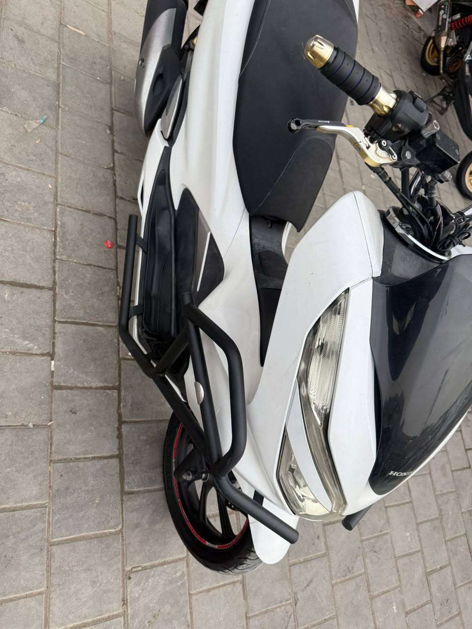 السلام عليكم دراجه بي 6 الجيل الثالث دراجه بيضاء مكفوله كفاله عامه الدرع بلادي خير من الله الدراجه كل نقص ما بيها
مكان بغداد حي النصر واللي يحب يستفسر ينتصر على هذا الرقم 
***********
