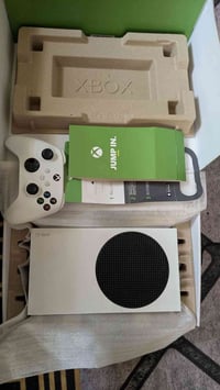 اكس بوكس سيريس اس للبيع  ذاكرة 512   مع كارتون وملحقات كاملة  السعر 32...