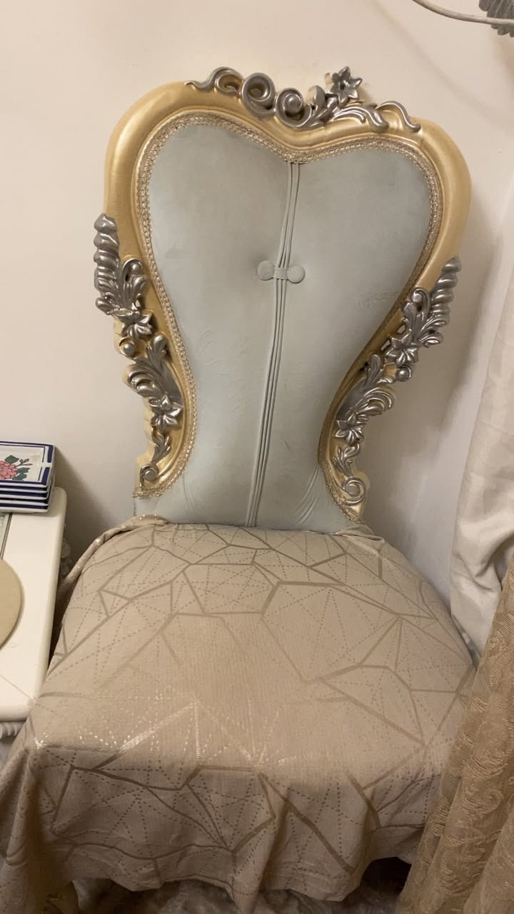 تخم ملكي للبيع قنفات ثنين ام 3 مقاعد
كرسيين ابو اليدات
كرسيين بدون يدات
التخم كله 10 مقاعد
وياه طبلات مالته
نظيف جدا بدون اي ضرر 
سعره مليون وبي مجال


**إذا كنت صاحب هذا الإعلان وتريد حذفه لأي سبب، رجاءا أرسل رسالة إلى الدعم الفني**