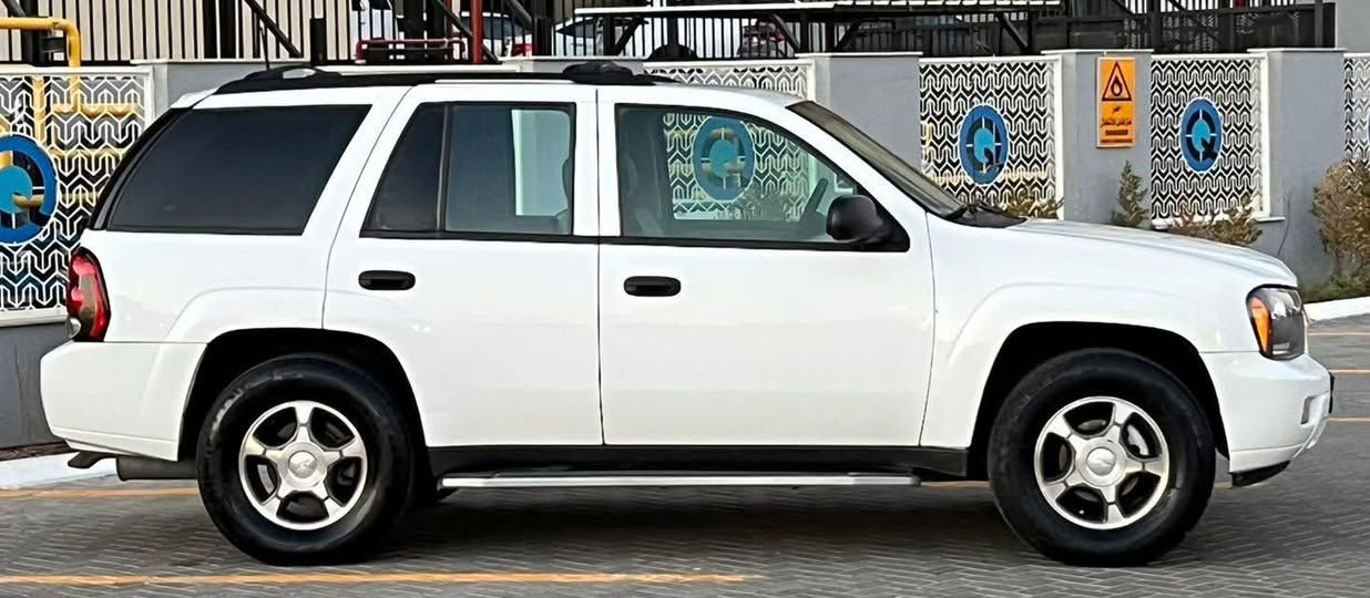 بلايزر 2007 جاهزه برغي ما بيها نقص رقم اربيل هزه جديده سنويه وكالة باسمي  ترايك وين متريد صدر باتري تايرات كله جديد مكينه وكير كفاله خليجي منظومه زينون اصلي السونر مرفق بالصور تجي وتشوفها للبيع  السعر 115 بيها مجال *********** مكان السياره بغداد البلديات
