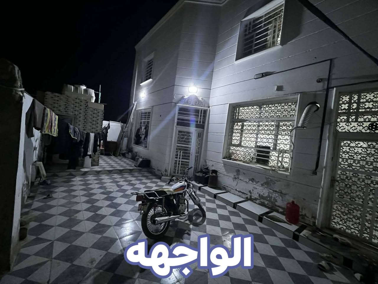 سلام عليكم بيت للبيع مساحة
217متر مربع بناء حديث 
طابو زراعي 
طابقين

غرفتين جوه واربعه فوك

براني 7×4

مجموعه صحيات داخليه وخارجيه

***********اتصال
‏‪***********‬‏وتساب

حي الميكانيك فرع مديريه الشؤن
