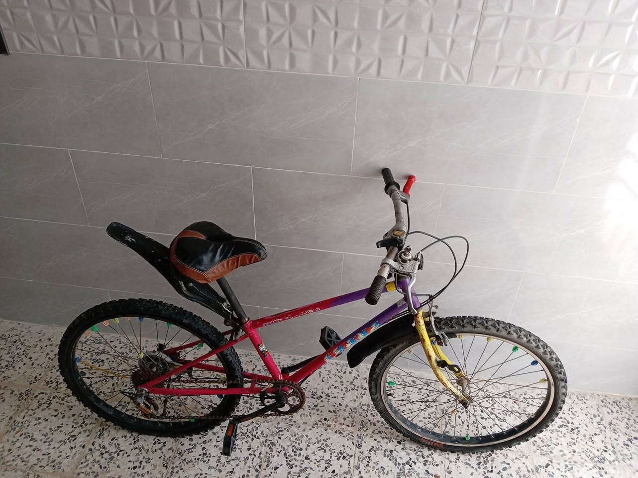 بيسكل للبيع نضيف حجم 24 سعر 40 وبي مجال ***********
