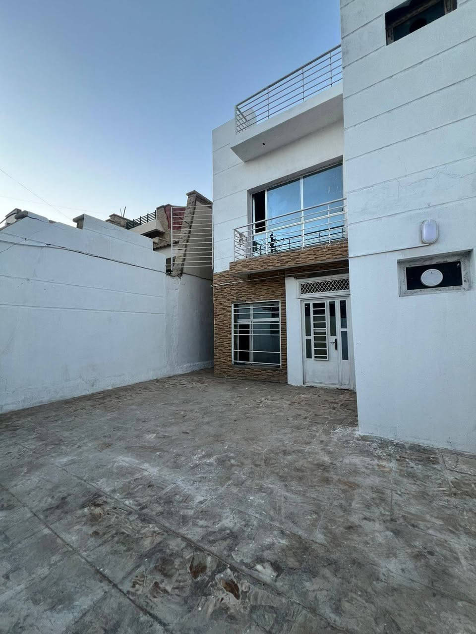 بيت مساحة 240 في الكرادة شارع 62 ، الطابق السفلي كراج سيارة ، استقبال كبير ، مطبخ ، منور عدد 2 ، غرفة عدد 2 ، صحيات عدد 2 .
الطابق العلوي غرف نوم عدد 4 ، مطبخ ، صحيات عدد 3 / كيزرات وكهرباء وماطور ومجاري كله جديد صبغ جديد موقع ممتاز وحراسة 24 ساعة
للتواصل مكتب ***********
