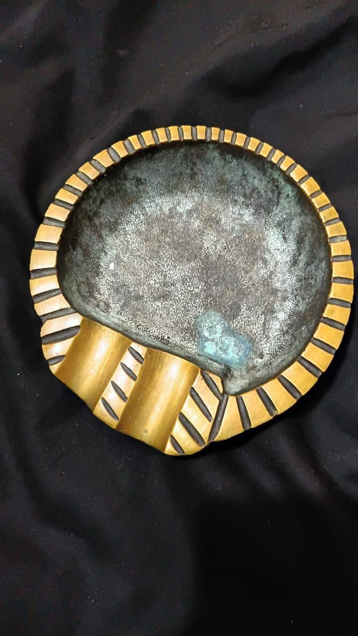 مجموعة فريدة
نحاسيات ماركة 
*
طافية سكائر 
ماركة A G F
صنع أمريكي
 الاربيعينات
قياس 14سم
وزن ثقيل جدا 
عدد1
*
ممالح
ماركة GALLD 
صنع فرنسي
صناعة الخمسينات
وزن ثقيل 
أرتفاع 11سم
عدد2 
*
صينية
قياس 40سم
وزن ثقيل 
*

لاابيع مفرد
للإستفسار مراسلة الصفحة


**إذا كنت صاحب هذا الإعلان وتريد حذفه لأي سبب، رجاءا أرسل رسالة إلى الدعم الفني**
