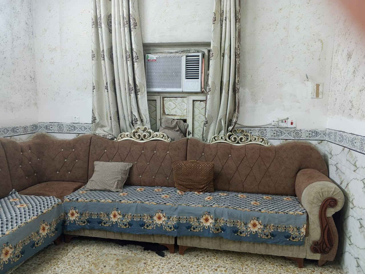 ديوان البيع عشر مقاعد نضيف كامل مع الكوشات250قفل


**إذا كنت صاحب هذا الإعلان وتريد حذفه لأي سبب، رجاءا أرسل رسالة إلى الدعم الفني**
