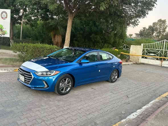 سلام عليكم ورحمة النترة لبيع موديل 2017سيارة جاهزة مكينة كير صدر تبريد كفالي الصبغ والضربة عدة الدعامية مصبوغة مكينة دوش 2000 السعر 127وبيها مجال مكان السيارة البياع الاتصال على ***********
