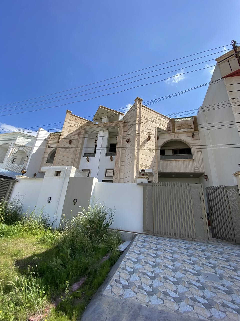 السلام عليكم للبيع دار طابو ملك صرف بأسمي حصرا     سنة البناء 2023
150متر واجهه7ونص نزال 20 طابقين مقابيل ساحه 
عنوان الدار تكريت القادسية مقابيل شارع النجده النهريه اقرب نقطه داله ابراج مول او روضة العلا 
التفاصيل الطابق الارضي يحتوي على حديقه خارجيه وكراج سياره ومطبخ وغرفه ضيوف وصاله وسطيه ومناور عدد 2 وصحيات وغرفتين نوم ..
الطابق الثاني يحتوي على سطحين شتايكر  وبالكونات عدد 2 وغرفتين نوم واحده منها سويت وصاله وسطيه مجموع عدد الصحيات 3 
بناء البيت طابوگ🧱 عازل وليس بلوك بناء مرتب وكله شغل درجه اولى سقوف نقش مغربي أبواب خشب تركيه الصحيات تعليگ واجهه حجر حلان الارضيه سيراميك اسباني رباط البيت 6سم  داير مداير البيت .. موقع حلو وهادء قريب من النهر يعني الماء متوفر 24 ساعه   #ملاحظه الأرض بچر وليس دفن يصلح للأستثمار ويصلح للسكن البيت 
السعر 149 مليون وقابل للتفاوض علمآ هذا السعر فارغ بدون اثاث للأستفسار خاص او الاتصال على الرقم *********** #ملاحظه البيت مسكون حاليا اني ساكن بي عند البيع خلال اسبوع يتم تفريغ البيت
