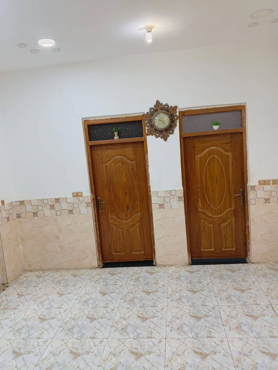 السلام عليكم بيت للبيع ركن بلكوت جديده شارع الصب قريب عل شارع بغداد للاستفسار الاتصال على الرقم ***********
***********
