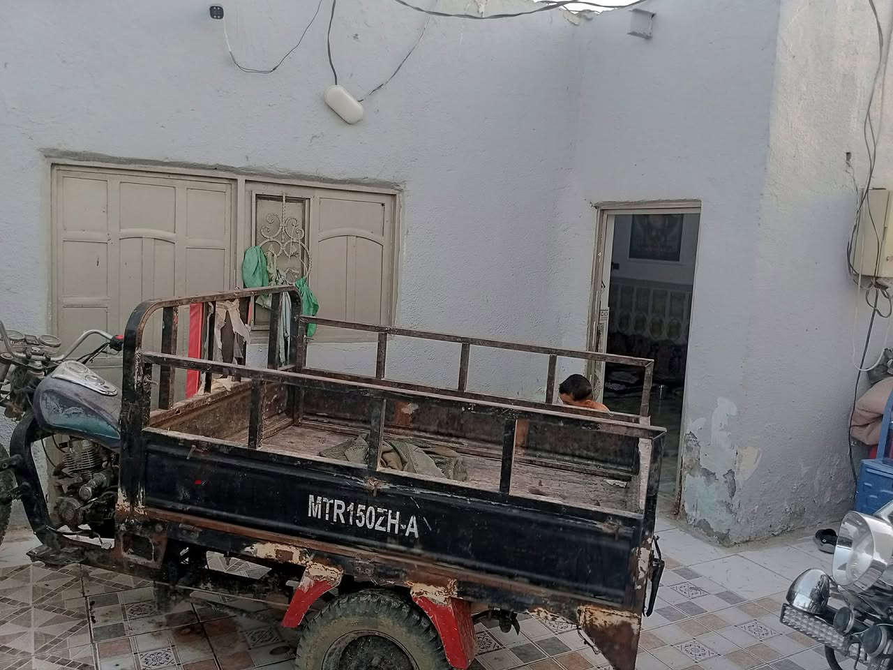 بيت مساحه 200م قرار 25 كامل خدمات  غرفتين وصاله وبراني ومطبح وغرفه سويت وبابين على شارعين مقابل مجمعات الي بشارع الفؤادين السعر اتصل على هذا الرقم *********** البيت مناسب
