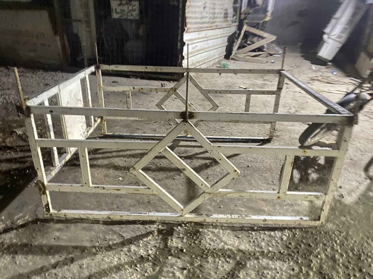 سلام عليكم حبايب امحجر ستوته للبيع امحجر نضيف هاذ كدامكم  او حديده ثقيل من هاذ الزين  السعر امناسب العنوان حله ورديه خارج الرقم ***********
