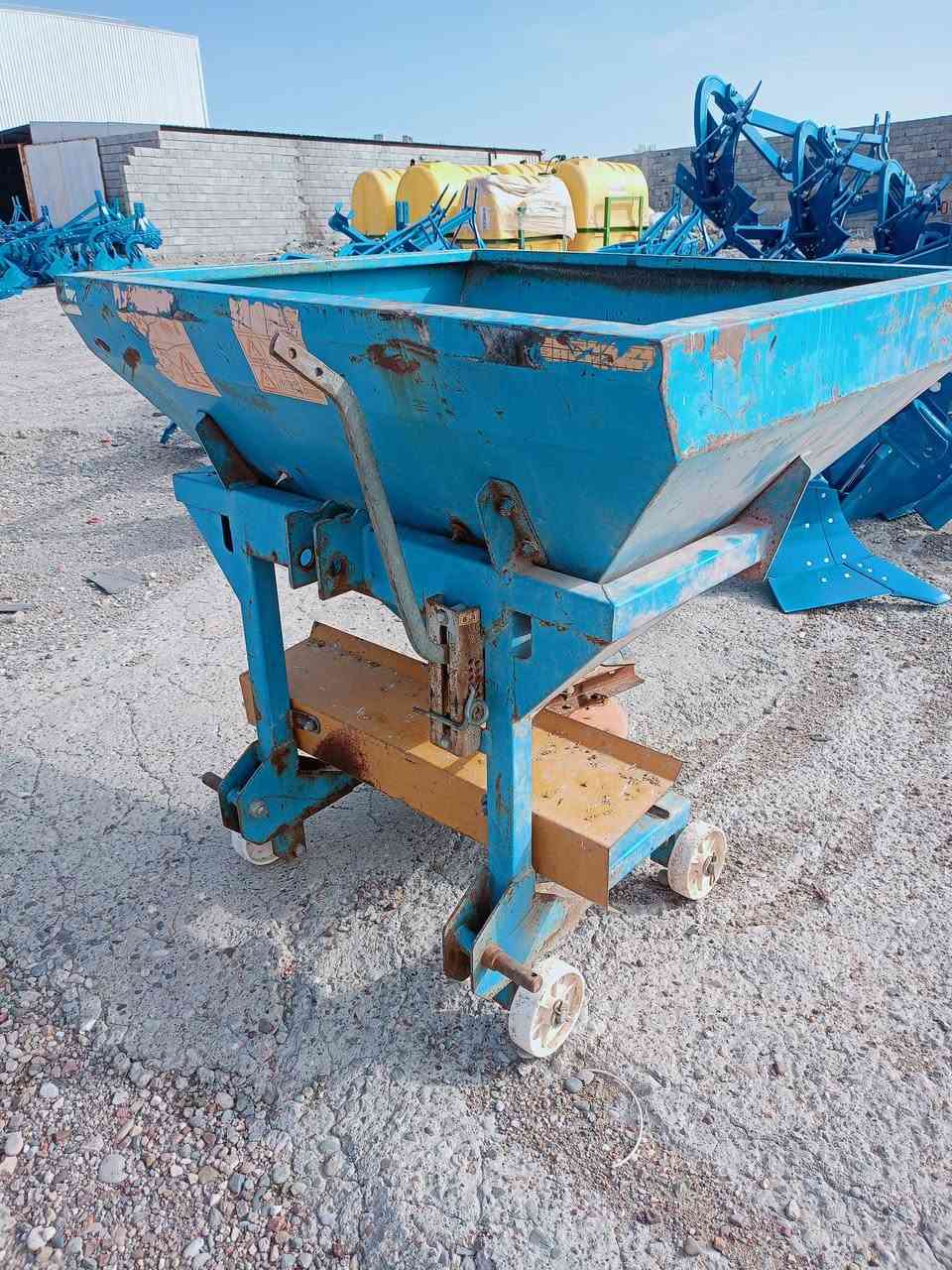 بسم اللە رحمان رحیم ..
مرەشە و  گاسن و   بازیرە    مستعمل   بەردەستە
 عنوان  چەمچەماڵ       پێشانگای کشتوکاڵی حاجی رەفعت
  ***********    ---    ***********
