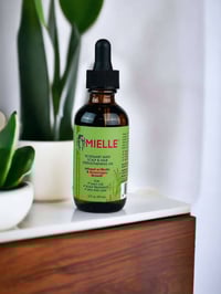 زيت يومي للشعر وفروة الرأس بخلاصة الروزماري والنعناع من ماركة Mielle  ...