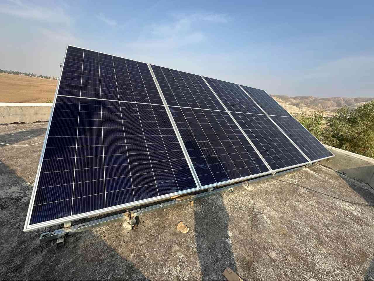 تجهيز منظومة طاقة شمسية في حي امام احمد ع بقدرة 16 أمبير (ليلي ونهاري) هو خيار ممتاز لتشغيل منزل متوسط الكفاءة، حيث تمنحك استقلالية كاملة عن الشبكة العامة وتياراً مستقراً 
1. المكونات الأساسية للمنظومة
• الألواح الشمسية☀️ : ٦٢٠ واط بضمان 10 سنوات 
• العاكس (Inverter) 💡: Dey ٦ كيلواط حسب طلب الزبون بالامكان اضافة بطارية مع الواح ليصل الى تجهيز ٢٢ امبير 
• البطاريات (للتشغيل الليلي)🔋: بطاريات الليثيوم (Lithium LiFePO4) بقدرة ٣١٤ أمبير/ساعة (بجهد 48 فولت) ١٦.٧ كيلواوط 
• الهيكل الحديدي والقواعد☀️🌧️🌦️⚒️: قاعدة الواح حديد مغلون غير باقلة صدأ .
العنوان: محافظة صلاح الدين قضاء طوز خورماتو حي اق صىو مقابل مطعم فيتامين 
رقم الهاتف : *********** طوز, صلاح الدين
