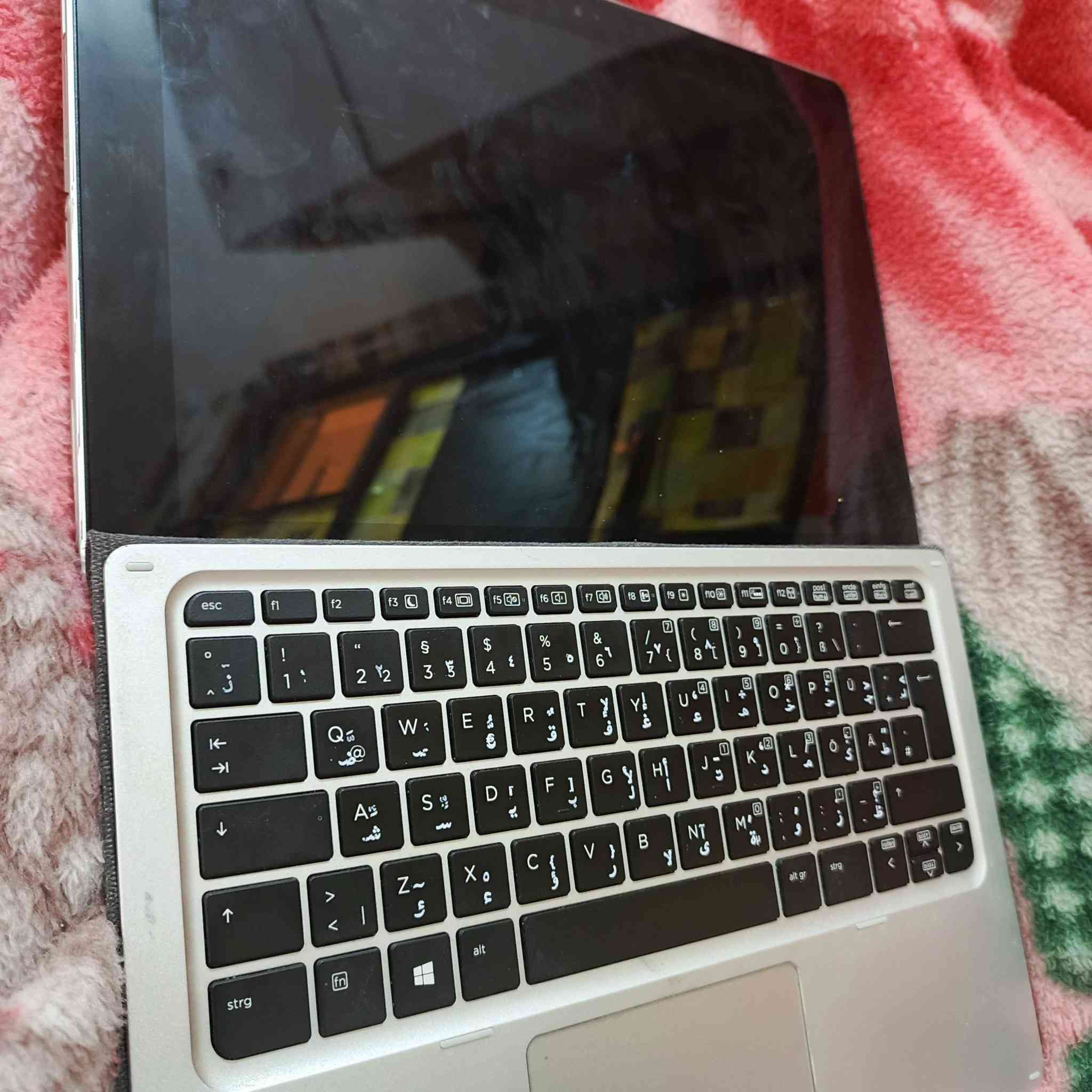 لابتوب للبيع
جديد بمعنى الكلمه مواصفات قويه 
كور اي سفن 
اربع مخارج 
شاشه لمس 
وكيبورد منفصل 
شاحن تاب سي 
سيم كارت 
سمعاعات مضخمه 
معالج 8500

السعر 250الف وبي مجال 

مكان الجهاز الدورة حي الصحه 
***********
ذاكره واحد تيرا
