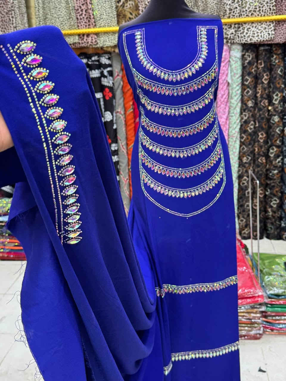 شغل ستراس + حجر شغل ايد الوان 

موديلات جديده ونقشات مختلفه 

متوفر على كل الالوان كشمير الساده واللمع 
السعر قطعه مترين ونص مطرز صدر وردن كامل 15.000 فقط
توصيل لجميع المحافضات 5.000 
متوفر جمله ومفرد

الموديل الثاني نفس التفاصيل بس هاي اضافه حاشيه 
يعني نقش على كل القطعه بالطول مع الردن 
السعر جاي اشوف الصفحات يبعيونه 25 
يمنه فقط 18.000


**إذا كنت صاحب هذا الإعلان وتريد حذفه لأي سبب، رجاءا أرسل رسالة إلى الدعم الفني**