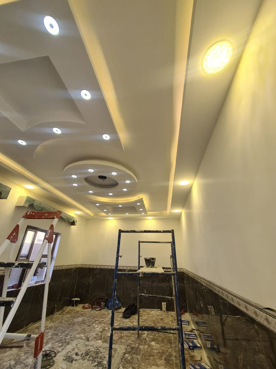 بيت في عرب الشهيد ناجي الجباره
مساحه275 عالشارع مقابيل محلات مصعب الخطاب 
البيت طابقين الطابق الارضي  استقبال وهول وغرفه نوم ومطبخ وصحيات والطابق الثاني غرفتين نوم وصاله 
السعر ٧٥ وبي مجال قليل ***********
