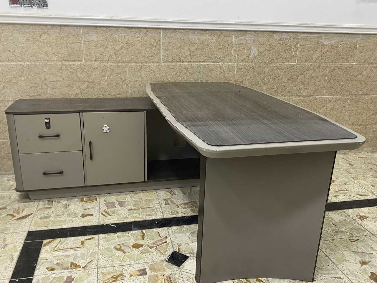 ميز مكتب للبيع عرض متر و60 /سم نضيف مكاني بغداد
حي اور 
شارع المخازن للاستفسار *********** سعره مناسب
