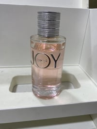 عطر من ديور  جوي للبيع مستخدم ١٠ مل سعره ١٢٠ الف  علماً سعره١٦٠$ ٠٧٧٣٠...