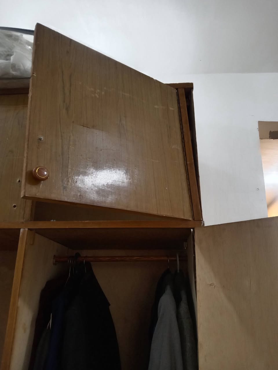 السعر ٤٠. البياع. كنتور خشب عراقي الضرر فقط  خلع باب الملحق مثل ما وضح بالصورة  يسوة أكثر بس اشتريت ابو ٣  وماعدنه مكان


**إذا كنت صاحب هذا الإعلان وتريد حذفه لأي سبب، رجاءا أرسل رسالة إلى الدعم الفني**