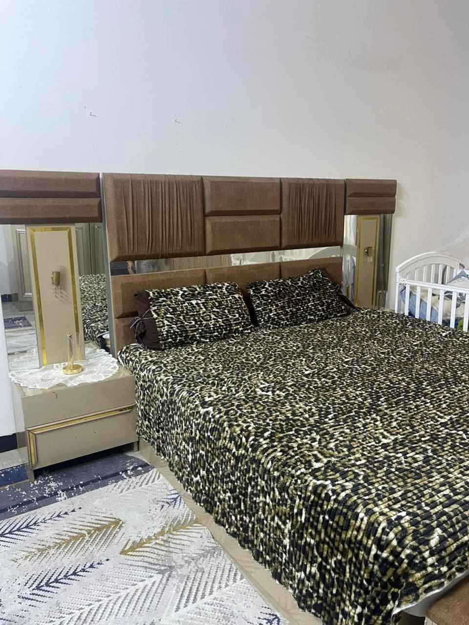 غرفه تركيه خشب ثقيل للبيع 
تتكون من ٩ قطع 
كنتور ٦ ابواب مع ملحق بابين 
جربايه مع دوشك طبي وملحق أسفل الجربايه 
نضيفه مابيه اي كسر فقط يدات وموجودات احنه نشدهن
العنوان كربلاء


**إذا كنت صاحب هذا الإعلان وتريد حذفه لأي سبب، رجاءا أرسل رسالة إلى الدعم الفني**