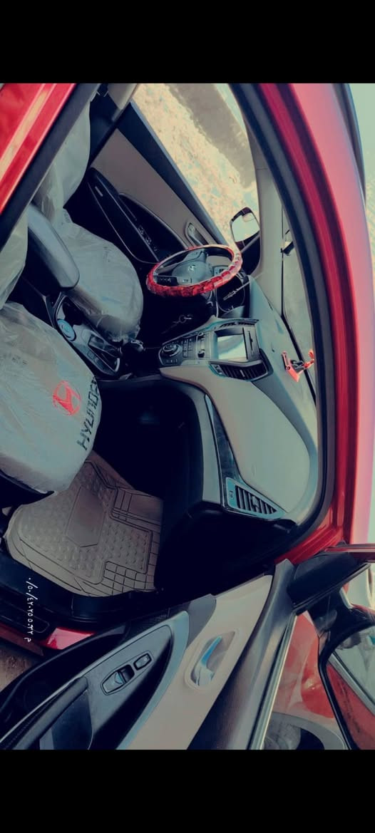 سلام عليكم سنتافي 2017 لون مميز. رقم بغداد ضرر  بنيد فقط طخه كلش خفيفه مكينه 2,5.كهربائيات حداديه كير   تخم تاير  جديد ومكفول ماشيه السياره 90 المكان المسيب ***********
