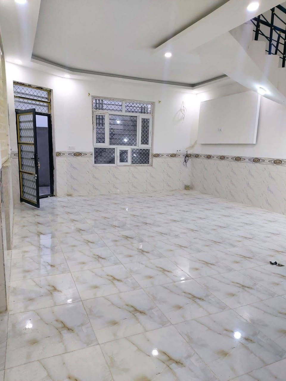 دار سكني للبيع 150 متر
التصنيع قرب الدفاع المدني شارع 15 

السعر 82 مليون وبي مجال
طابق ونص 3 غرف 
وجة 10 نزال 15
 للاستسفار ***********
