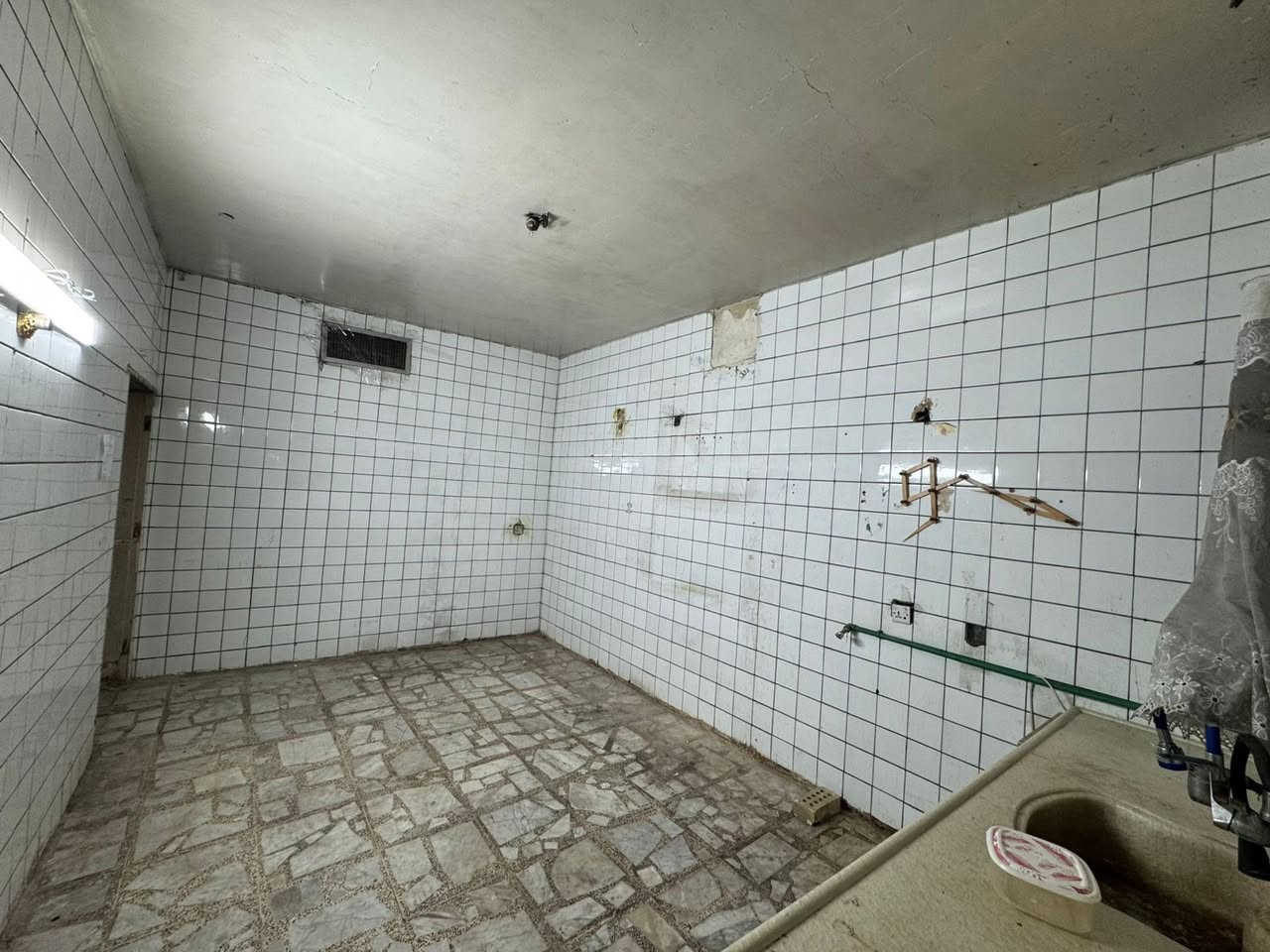 #لـلايـجـار فـي السيـديـة

بيت 530م يحتوي على :
كراج كبير وحديقـة وخمس غرف نوم وصالة وهول ومطبخ وخدمات صحيـة . 
( تجاري / سكني ) . 

📍مربع الاقتصاديين شارع 15م ورصيف 5م .

لـلاستفسار : *********** متوفر واتساب .

بأمكانك عرض عقارك عندنا 
زبائننا الكرام نستقبل كافة عروضكم وطلباتكم 

#مكتب_القيسي_للعقار_والأعمار
شارع المركز مقابل مستلزمات التفاح الاخضر .
