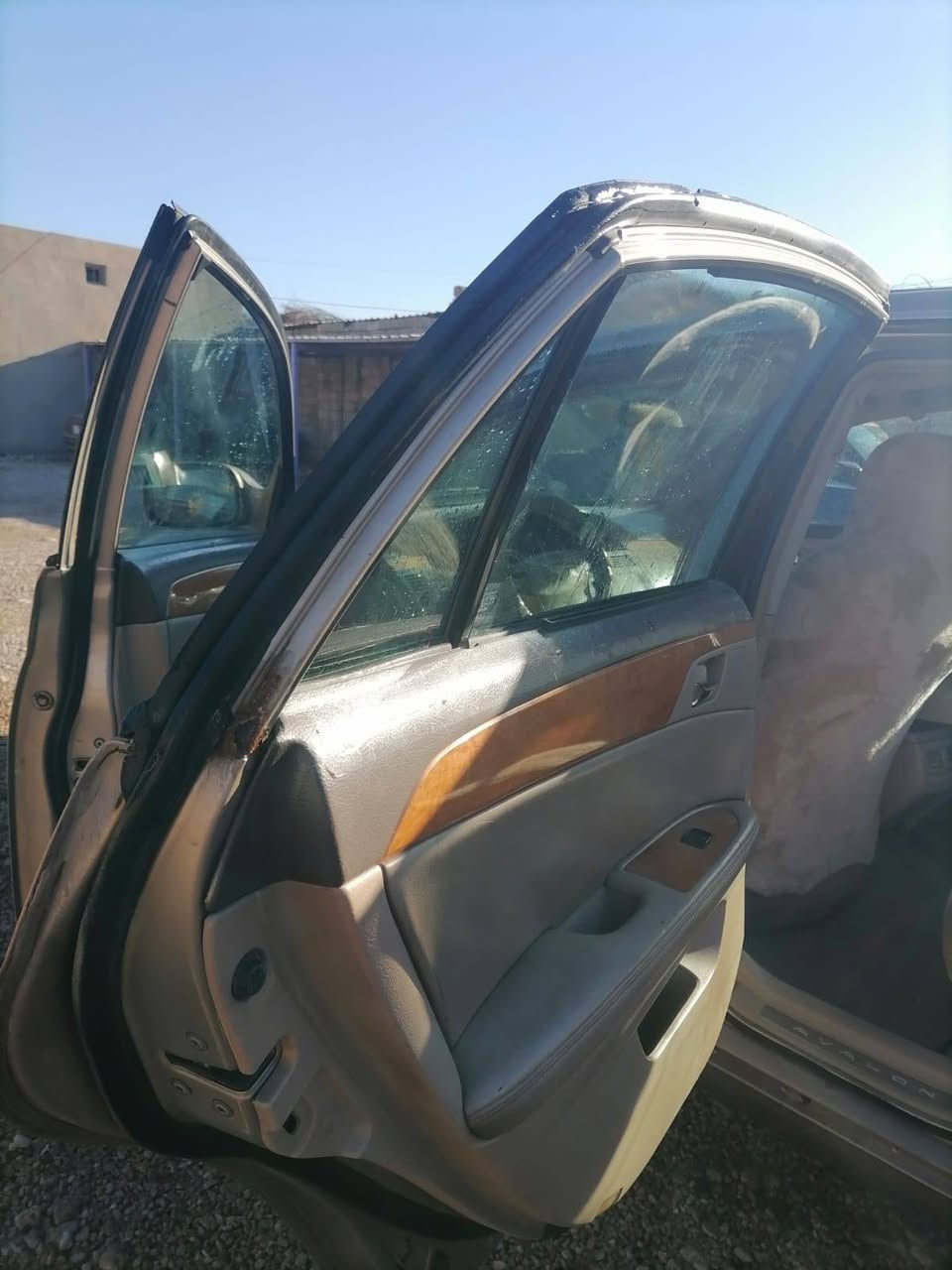 السلام عليكم سيارة افلون للبيع موديل ٢٠٠٦ مكينه كير جيدجدا سنويه ٢٨ مصبوغة عام كهربائيات كلها شغاله صدر جيد السعر ٧٧ اوبيه مجال قليل العنوان الرمادي الجزيره البوذياب للأستفسار ***********
