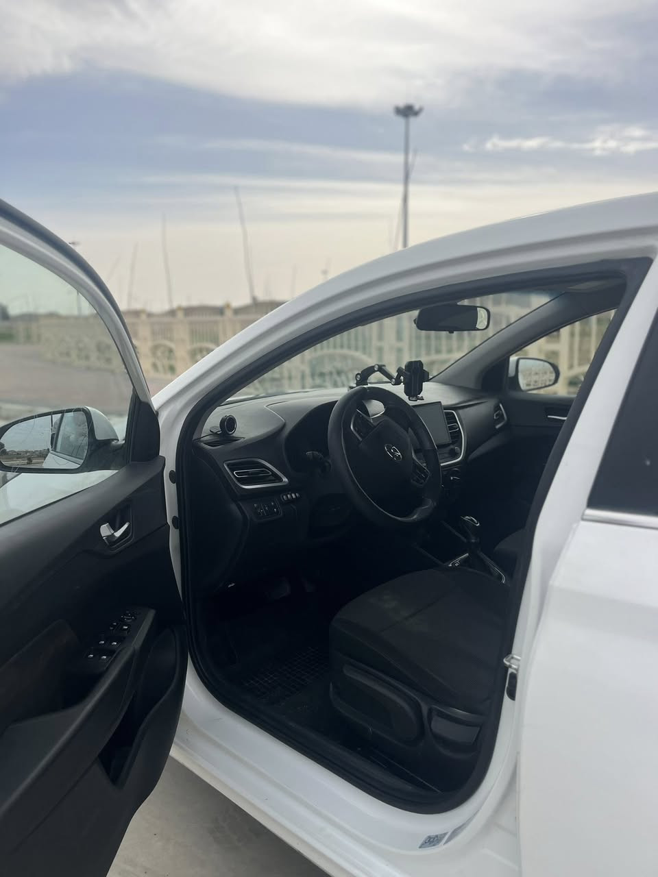 أكسنت 2022 رقم نينوي بسمي بيها قطعتين و  ب مكانين شوي صبغ بدون  دواخل. ماشيه 139ميل
ب 118 بيها مجال ***********
