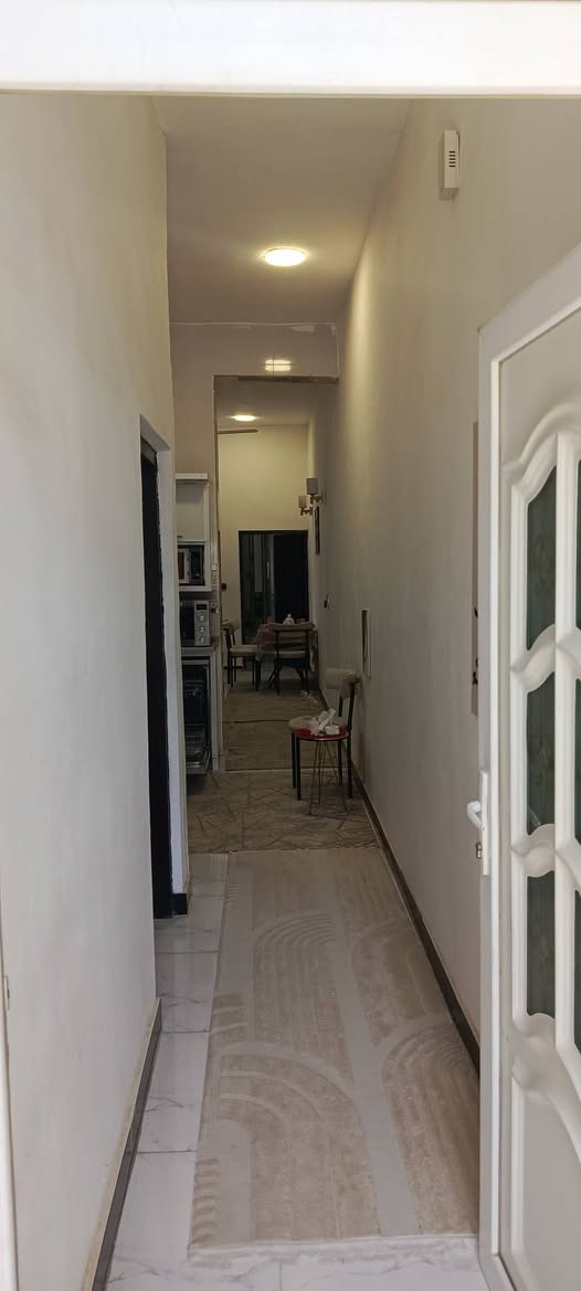 بيت للبيع100م.  واجه 5متر نزال 20
خلف قاعه ڤينوس للاعراس طابق واحد مع بيتونه 
للاتصال ***********
واتساب ***********
