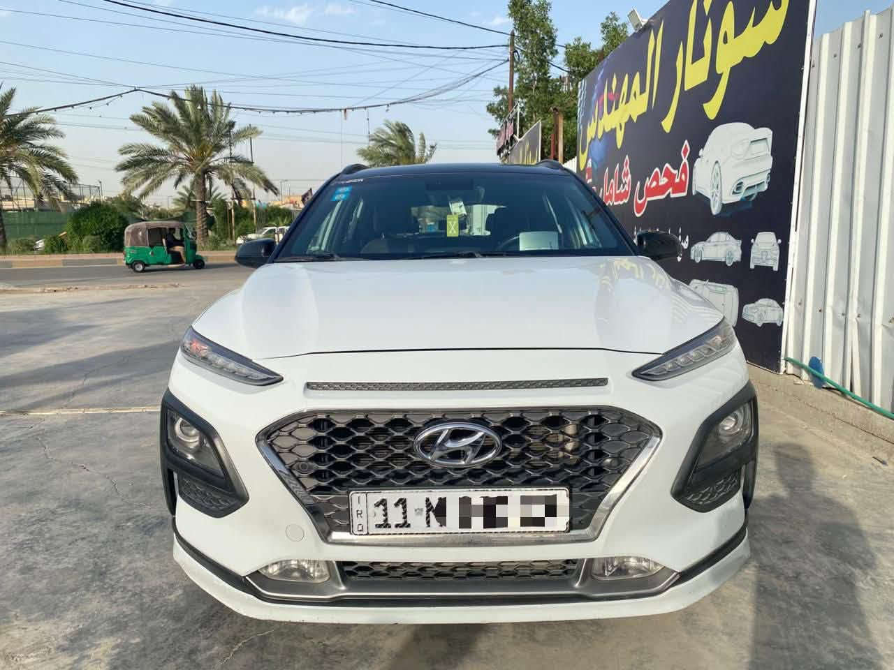 🚗 للبيع | هيونداي كونا 2018 وارد كوري () 🇰🇷
✨ فول مواصفات - عدا السلايد

📍 المكان: بغداد - الشعب / حي التجار

🔹 المواصفات:

* موديل 2018

* ⁠تو كلر مميز اصلي 

* وارد كوري ()

* محرك 1.6 تيربو GDI

* ناقل حركة أوتوماتيك DCT (7 سرعات)

* نظام دفع أمامي (FWD)

* ممشى 70,000 كم

* شاشة لمس

* كاميرا خلفية

* حساسات أمامية وخلفية

* شاشة معلومات (HUD) على الزجاج الأمامي

* تشغيل بصمة (Smart Key)

* تشغيل عن بُعد

* دخول ذكي بدون مفتاح

* مثبت سرعة

* مقود متعدد الوظائف

* بلوتوث + USB + AUX

* Apple CarPlay & Android Auto

* تكييف أوتوماتيك

* مقاعد جلد

* تدفئة وتبريد للمقاعد الأمامية

* تحكم كهربائي بالمرايا

* إنارة LED أمامية ونهارية

* جنوط ألمنيوم رياضية

* زجاج ومرايا كهربائية

* نظام مانع الانزلاق (ESC)

* نظام الثبات الإلكتروني

* ABS

* Airbags متعددة

* مانع تشغيل ضد السرقة (Immobilizer)

* ⁠وباقي المواصفات المعروفه

💰 السعر: 120 ورقة (قابل للتفاوض بالمعقول)

📞 للاستفسار:

* ***********

* ***********

✅ سيارة نظيفة جداً، جاهزة للفحص، بحالة ممتازة، ومناسبة للاستخدام اليومي والسفر.
