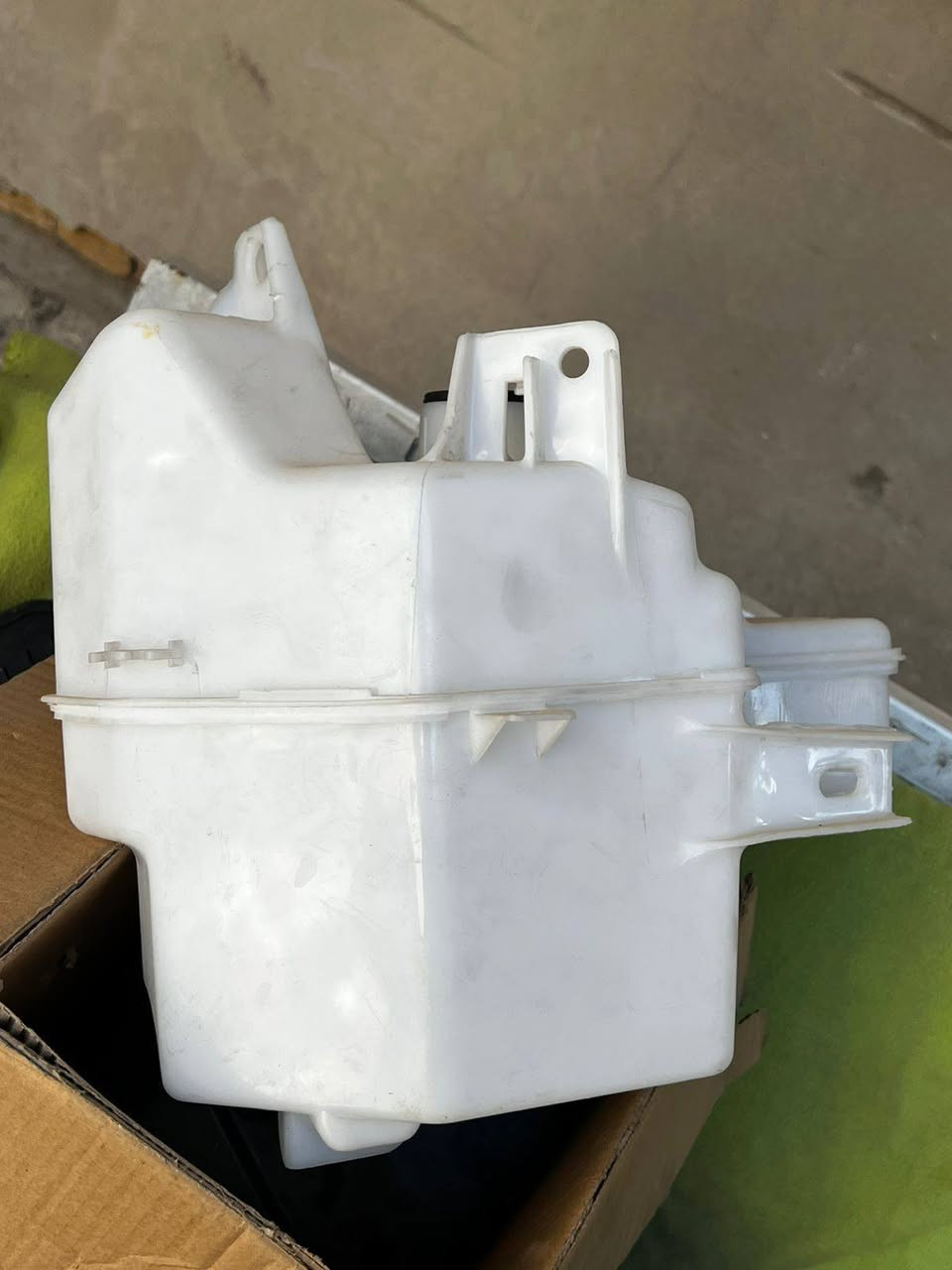 وموجود تايرات هم مال كروس اصليه السلام عليكم اغراض كورلا كروس بيهن لاستيكات قماره اصليه مال شركه شوته كامله دبه مال زركات ماقصه بس الركبه تايرات جدد مال شركه كاردن اصلي مال شركه  كاعيات اصليه بس الامامي فلينه الوره الدعاميه اصليه مال شركه وباقي الغراض موضحه بصور غراض كله جديده السياره جان موديله 2024 
الرقم للتواصل:*********** بي واتساب 
الرقم:*********** مكاني بغداد
