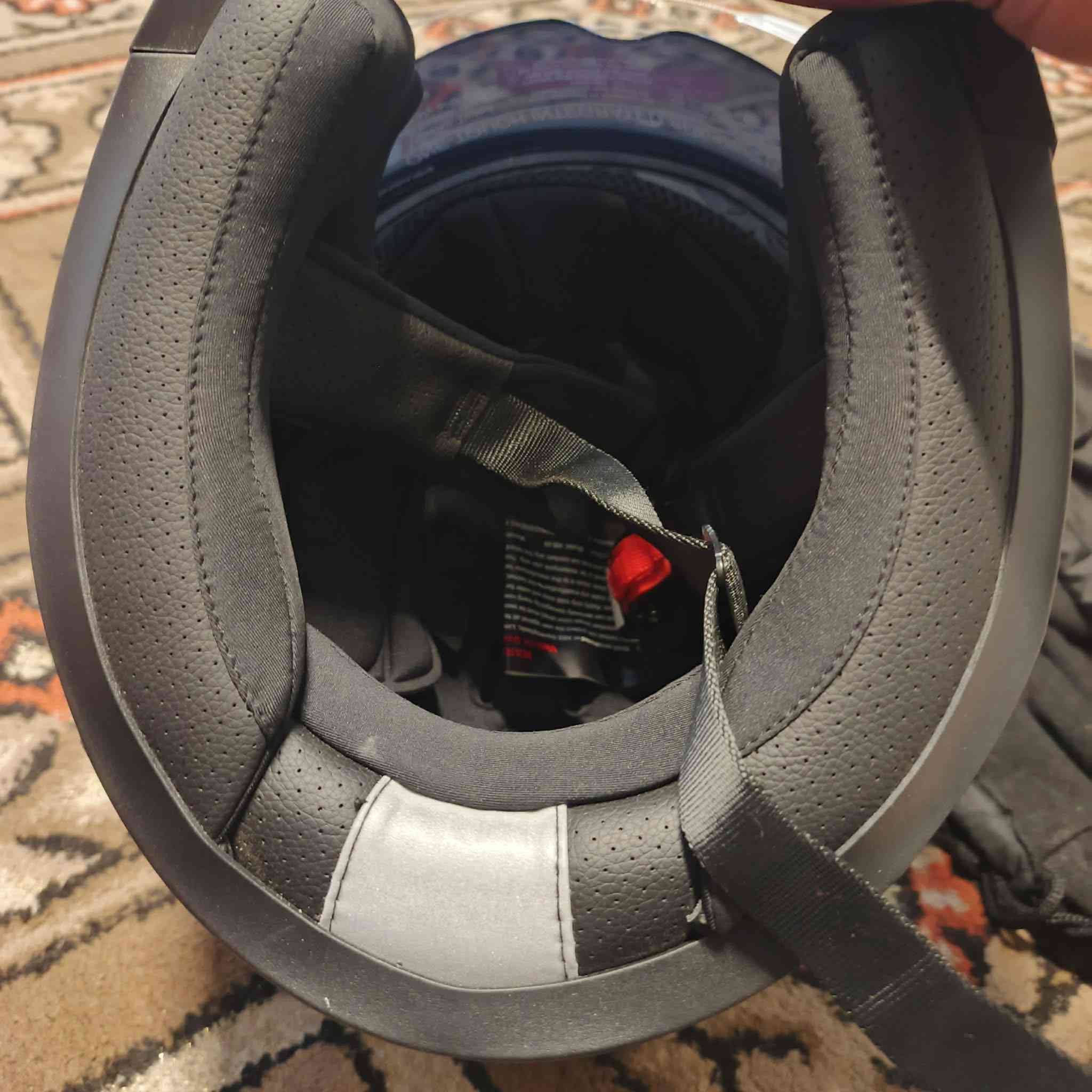 للبيع خوذه جديده ممستعمله ماركه قيم واخذ ممتواجده ع الفيس الاتصال ع الرقم ***********
