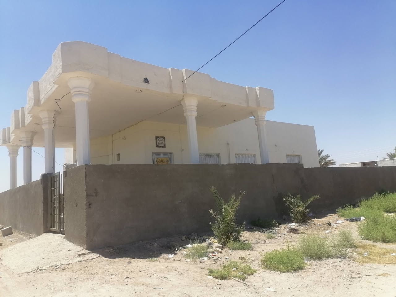 سلام عليكم بيت. لبيع مساحه ٦٠٠متر موقع مهدي عاكول بيت يحتوي عله ٣غرف وصاله واستقبال ومجموع معه فضلت ممرات  صحيات داخليه. وخارجيه
السعر 110وبيه مجالل 
استفسار أكثر انتصل عله رقم ***********
