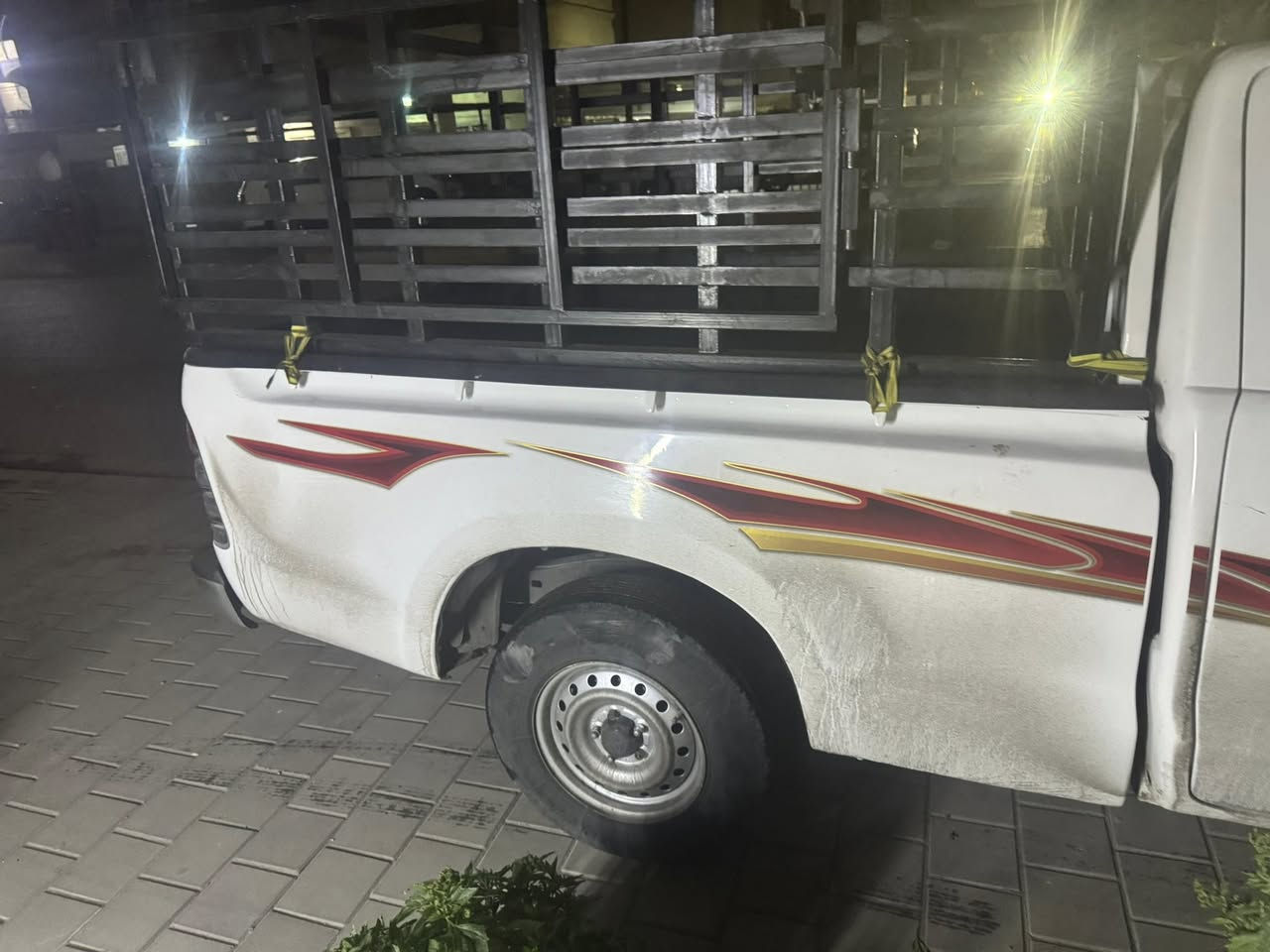 السلام عليكم للبيع بيكم هايلوكس تك قماره  ٢٠٠٩ السياره معمره السعر ١١٠وبيها مجال رقم وسط العنوان بغداد لاستفسار الاتصال على الرقم ***********
