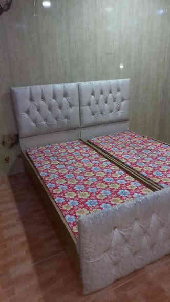 تخت للبيع عدد 2 خشب عراقي مابيهم عيب بس الجلد المحوط باللون الأحمر ينرادلو تبديل سعر التخت الواحد 45 وبي مجال التواصل على هذا الرقم ***********
