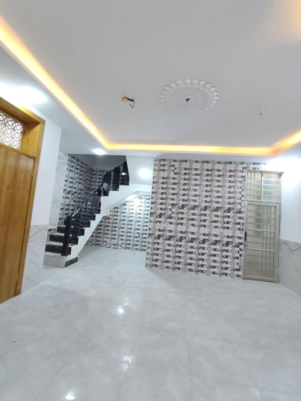 سلام بسعر 54 مليون وبيه مجال 🙋‍♂️150متر شغل جناي
#يعلن_مكتب_سماء_النجف _مقابل_قرية_لغدير_عمود282_مباشر

#بيت_150متر_مربعه  
#_قريبه_عله_شارع_لعام_ 

#بيت_طابو_زراعي_سند25

#سعر_54مليون_وبيه_مجال  

بناء حديث
غير مسكون
بناء ممتاز جدا 

 عنوان لبيت النجف 
#مقابل_ملحق_قرية_الغدير_مباشر 
يحتوي لبيت على+ غرفه2 +صاله +ستغبال +مطبخ +صحيات بلداخل +وصحيات بلخارج 

***********وتساب
