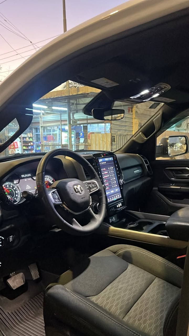 رام 2025 
فئة BIG HORN
محرك 6 سلندر 3.6 تنفس طبيعي
فول مواصفات ما عدا الفتحة 
ماشية 20 الف كيلومتر
رقم بصرة كتاب شهداء 
حادثها بنيد والجاملغ بارد 
السيارة جديدة بحالة الوكالة

مواصفاتها:  
رادار
تشغيل عند بعد 
حساسات امامية وخلفية
نقط عمياء 
مثبت سرعة
تحديد مسار
تنبيه خروج عن المسار
شحن التلفون لاسلكي
 شاشة كبيرة 
كشن كهربائي 
كشنات تدفئة 
ستيرن تدفئة 

السعر :335$

للتواصل: ***********

