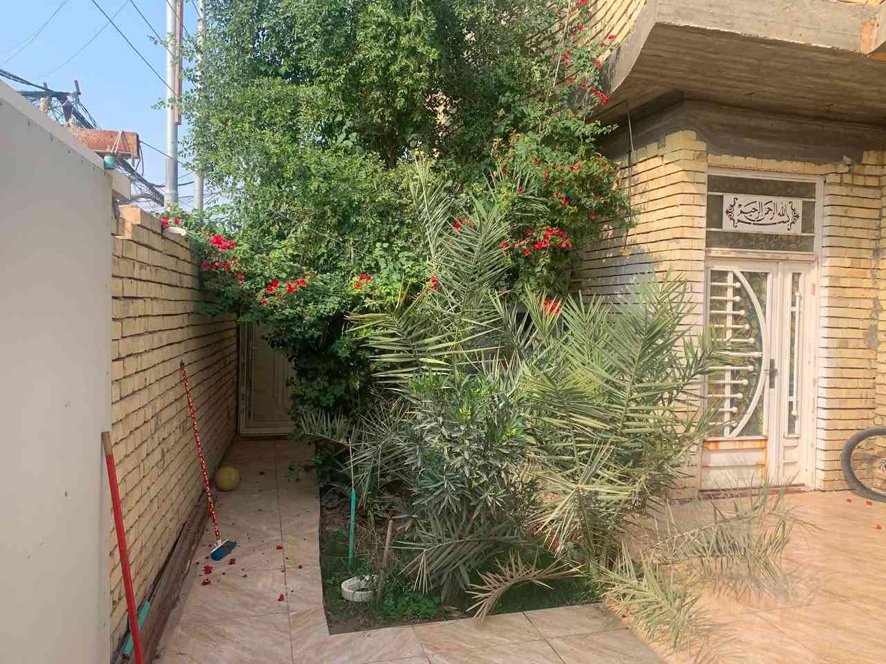 🏡 للبيع دار سكنية مميزة – كربلاء / الحر الصغير

فرصة مميزة لامتلاك دار جاهزة للسكن في موقع شعبي ومتكامل الخدمات، قريب جدًا من جامع المهدي.

📍 الموقع: كربلاء – الحر الصغير (ركن)

📐 المساحة: 240 م²
📏 الواجهة: 10 م
📏 النزلة: 20 م

🏠 مواصفات الدار:
✅ طابق واحد.
✅ غرفتا نوم.
✅ إحدى غرف النوم تحتوي على سويت (حمام خاص).
✅ صالة كبيرة.
✅ استقبال واسع.
✅ حمامان داخليان.
✅ حمام خارجي في الطرمة.
✅ مطبخ.
✅ حديقة أمامية.
✅ بناء حديث بعمر 4 سنوات فقط.

🌟 مميزات الموقع:
✔️ دار ركن يمنح خصوصية ومساحة أفضل.
✔️ منطقة شعبية راقية ومكتملة الخدمات.
✔️ قريبة من المدارس، الأسواق، والجوامع وجميع الاحتياجات اليومية.
✔️ المنطقة مخدومة بشبكة المجاري والكيبل الضوئي (الألياف الضوئية للإنترنت).
✔️ جاهزة للسكن مباشرة، ولا تحتاج إلى أعمال ترميم.

📞 للاستفسار والمعاينة:
📱 ***********
📱 ***********

✨ دار يجمع بين الموقع المميز، وحداثة البناء، والتصميم العملي. المعاينة خير برهان، والبيع للمشتري الجاد.
