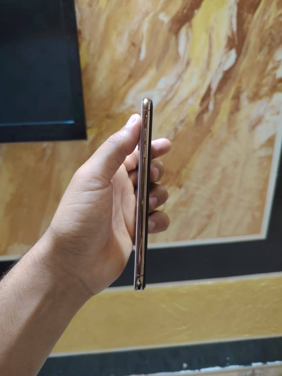 ايفون XS MAXاكس ماكس
لون ذهبي لون مميز 
ذاكرة 256
بطاريه 99مبدله الشحن انساه 
فيس ايدي واكف بلتحديث 
الكاميرا السيلفي واكفه تصليحها ميكلف
الضهر بي فطر بسيط
جهاز نضيف 
وياه كفر 🎁
للبيع او مراوس حسب القناعه 
***********
