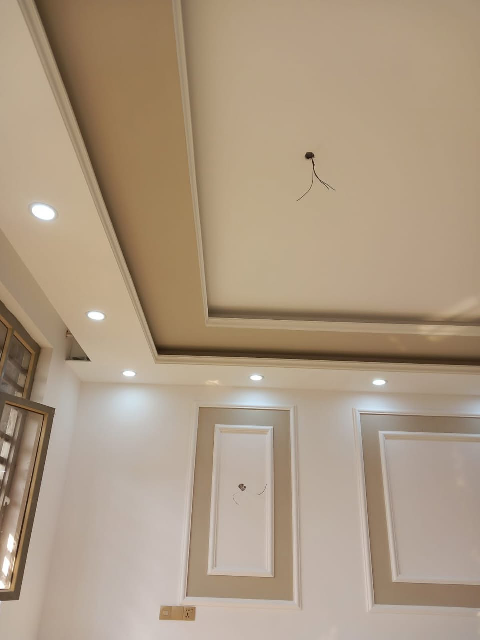 صباغ وديكورات اشتغل داخل وخارج 
ترميم وتسليح البيوت القديمه شبابيك وأبواب ***********
