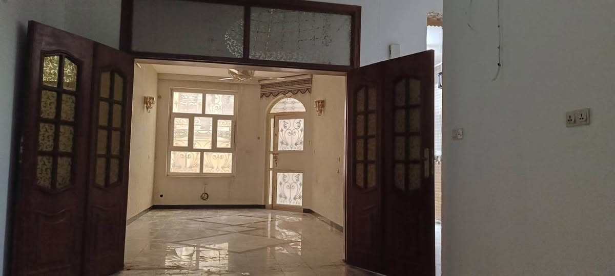 ياالله …. 
دار للبيع — طابو صرف 
موقع — حي الإعلام — الشباب — مربع الضباط
مساحة 125 
واجهة 6 وربع 
نزال 20م 
طابقين *** يحتوي على 👇🏻
-كراج ومطبخ
-صالة 
-غرف نوم عدد ( 3 )
-حولي عدد ( 2 )
-خدمات عدد ( 3 )
بالإضافة الى سطح ومخزن 
🔺 ملاحظة :👇🏻
الدار نظام رفت وجدران منفصلة
للإستفسار تواصل على ( ‭0770 263 8124‬ )
وتتوفر عروض أُخرى حسب الإمكانية
