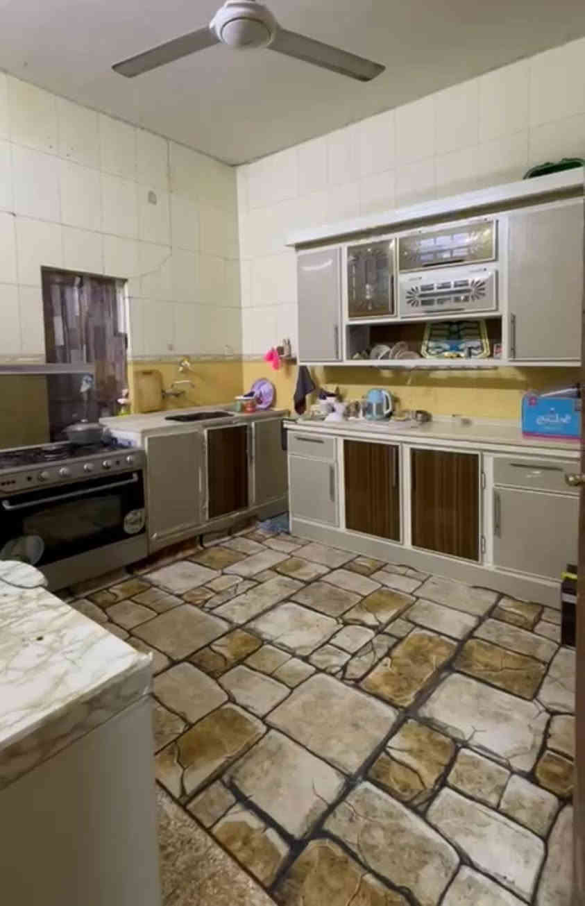 بيت للبيع التنومه شارع الاطفاء حي الغدير المساحه 150 غرفتين وديواني و مطبخ وصاله وصحيات  كونكريت مسلح  السعر 65 مع الاثاث قابل للتفاوض 
التواصل ***********
