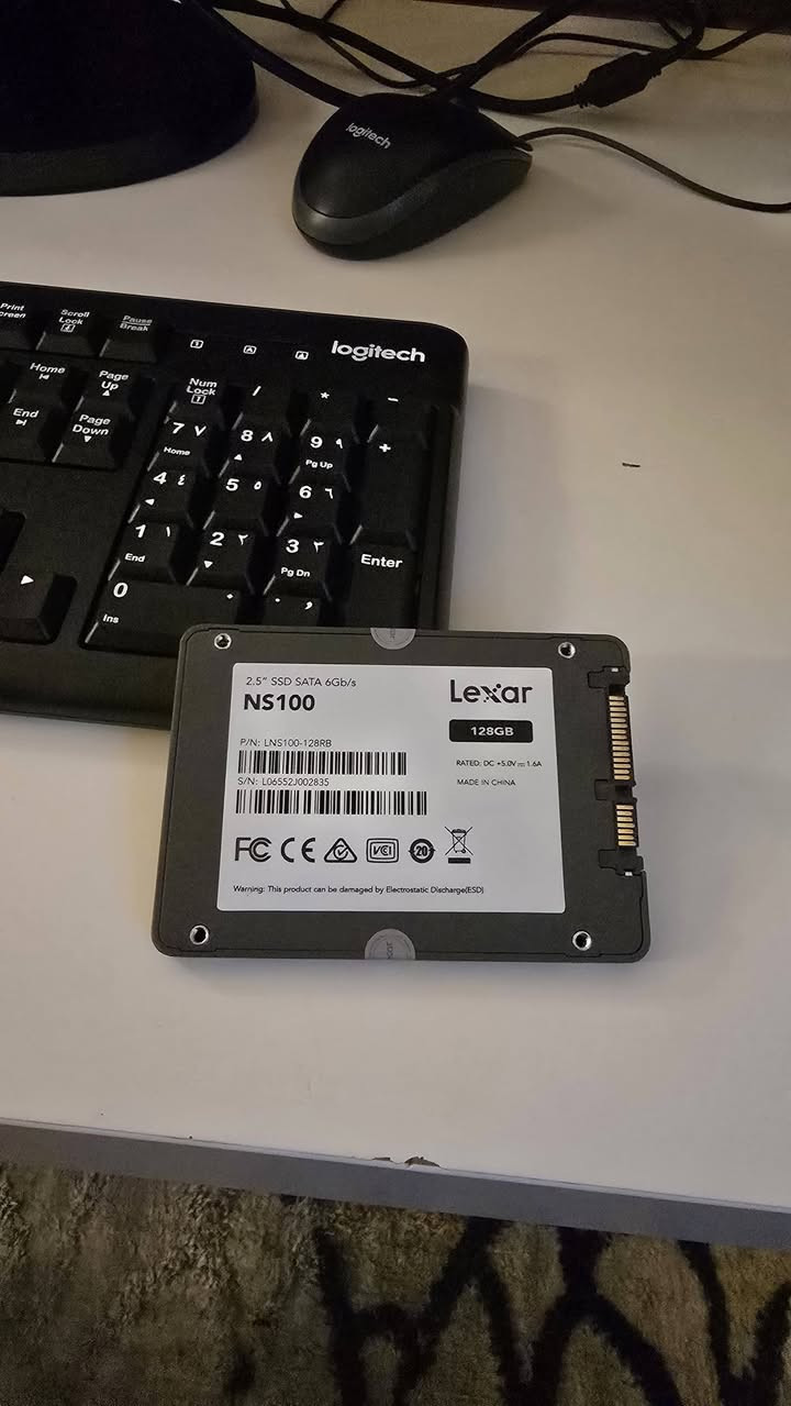 للبيع حاسبة نوع lenovo
المواصفات : 
١- المعالج Intel (r) core i7 الجيل الرابع 
٢- هارد واحد تيرة ( 1000 GB ) 
٣- هارد ssd 128 GB للنظام يعني الحاسبة كلش سريعه ومابيه اي بطئ
٤- رامات 8GB - DDR3
٥- كرت شاشة  نوع
 Intel(R) HD Graphics 4600 
٦- نظام تشغيل 64 بت
٧- ادبتر واير ليس نوع tp-link  للانترنيت بسرعة MB 300 سريع جدا يعني اتكنك نت على الحاسبة على الواي فاي مثل اللابتوب وباي مكان وبدون واير انترنيت
٨- ماوس وكيبورد جدد ماركة logetich 
٩- الحاسبة بيه سماعة داخليه كبير وعالية يعني تكدر تستخدم الحاسبة بدون سماعات وتكدر اتخليله سماعات خارجية
١٠- شاشة نوع  Lenovo ١٩.٥ بوصة

السعر (٢٥٠ الف دينار) ... مكاني سريع حي العامل منطقة حي الاساتذة
هاتف ***********
